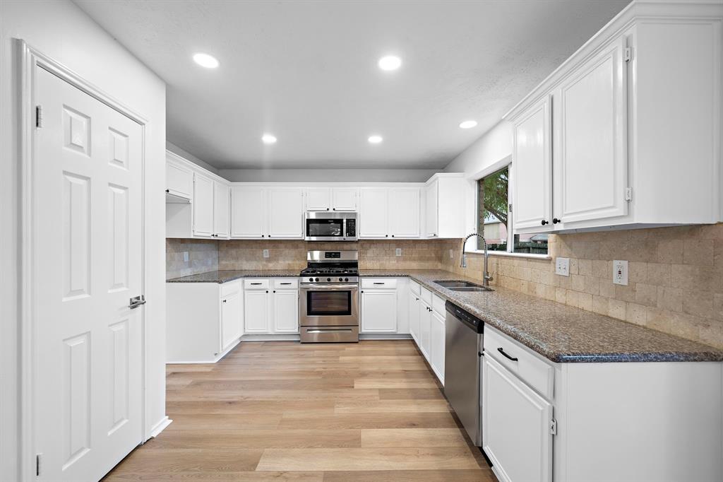 2102 NE Zavalla Cir, Friendswood, TX 77546