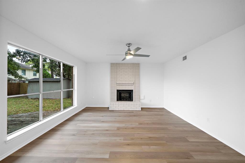 2102 NE Zavalla Cir, Friendswood, TX 77546