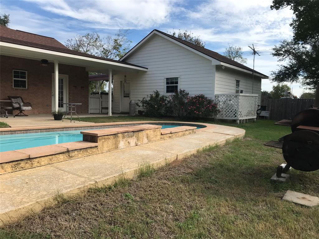 1945 Dorothy Ln, Sealy, TX 77474