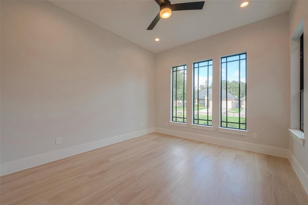 5047 Westchester Dr, Weston Lakes, TX 77441