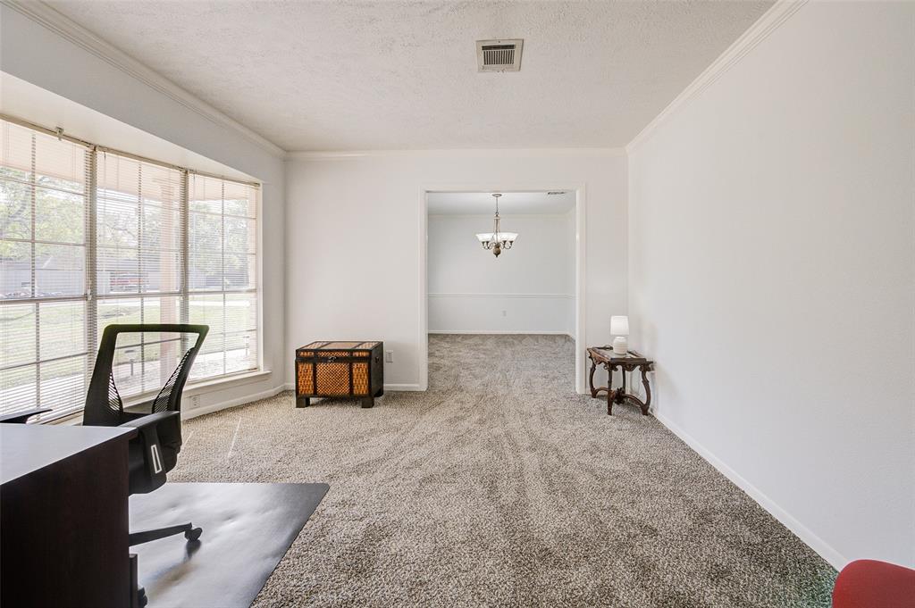 100 Lazy Ln, Lake Jackson, TX 77566