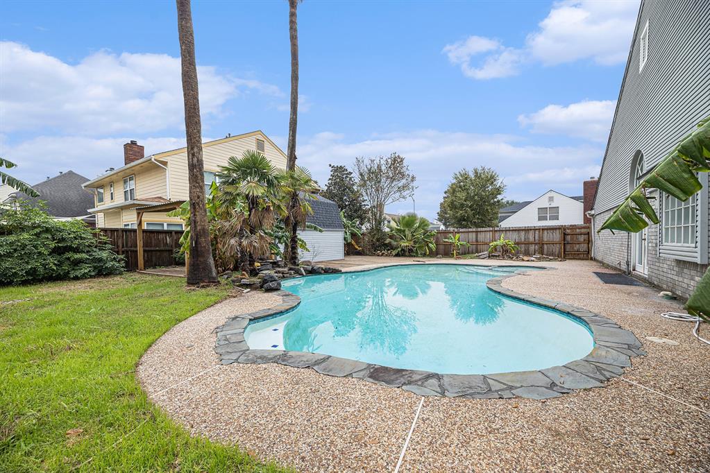 610 Galway Dr, Deer Park, TX 77536