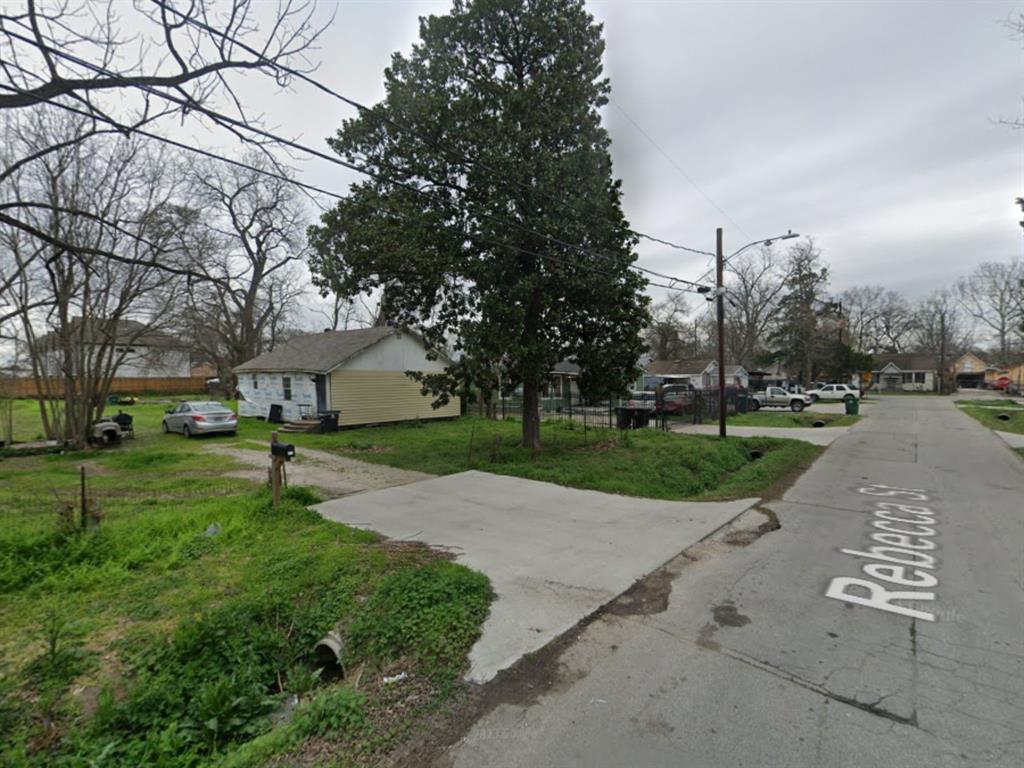 241 Rebecca St, Houston, TX 77022