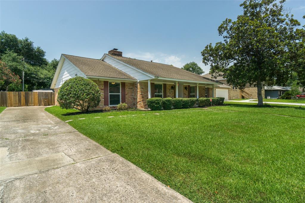 4911 Live Oak Dr, Dickinson, TX 77539