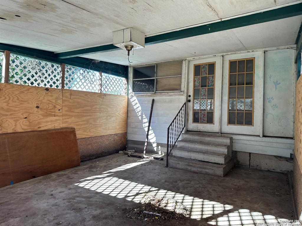 101 Crittenden St, Yoakum, TX 77995