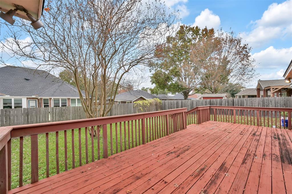 5246 Lakeshore Dr, Willis, TX 77318