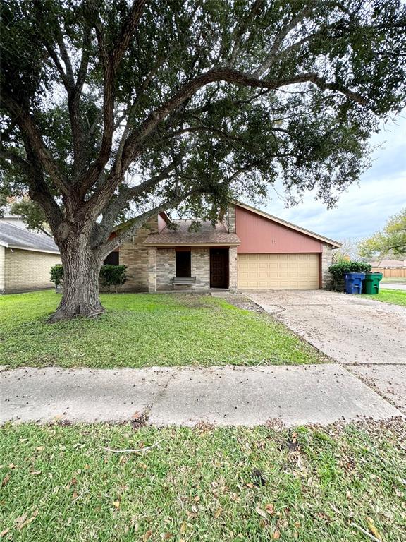 11 Lapaloma St, Angleton, TX 77515