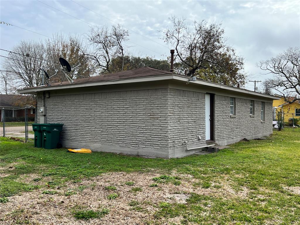 1104 Lilac St, La Marque, TX 77568