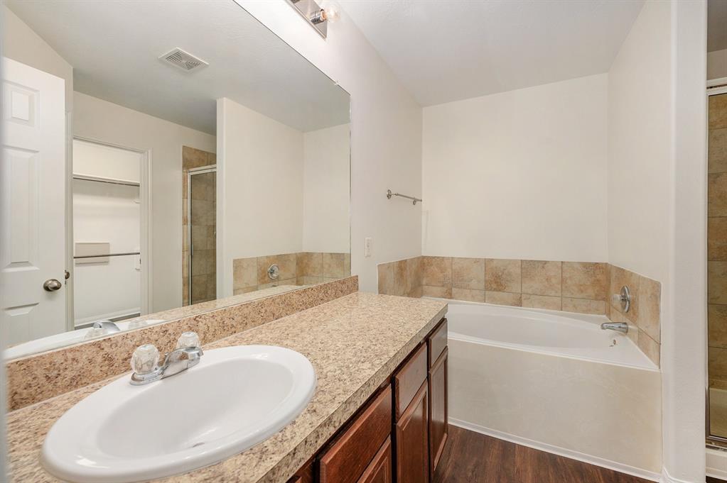 17 Mira Loma Dr, Manvel, TX 77578