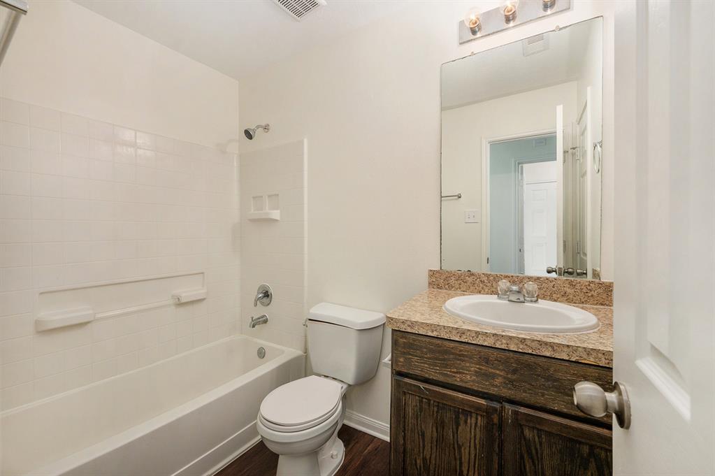 17 Mira Loma Dr, Manvel, TX 77578