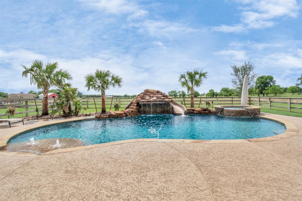 15133 Mathis Rd, Waller, TX 77484