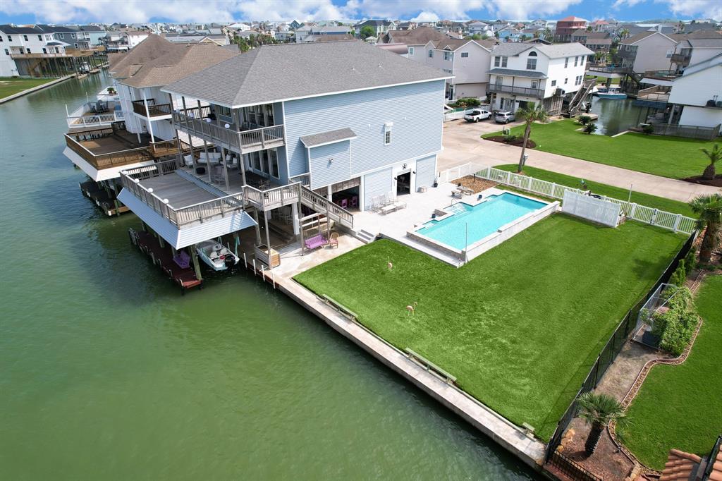 426 Sunset Cir, Tiki Island, TX 77554