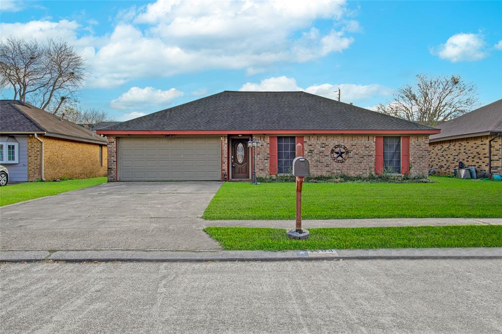 1204 Molina Ct, Angleton, TX 77515