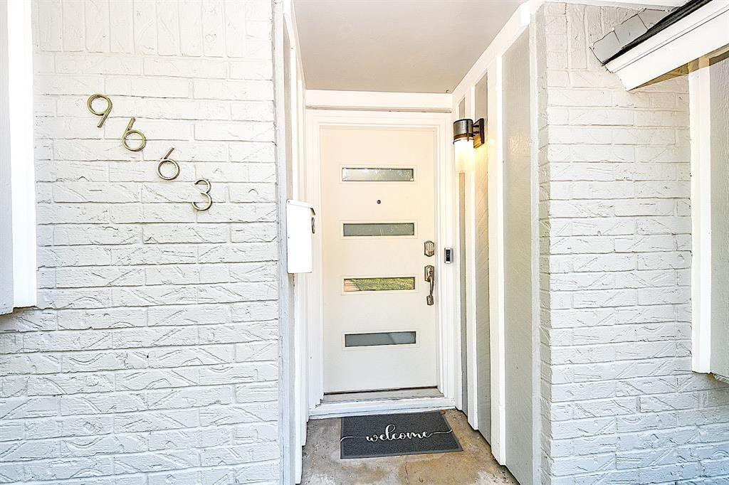 9663 Meadowvale Dr, Houston, TX 77063