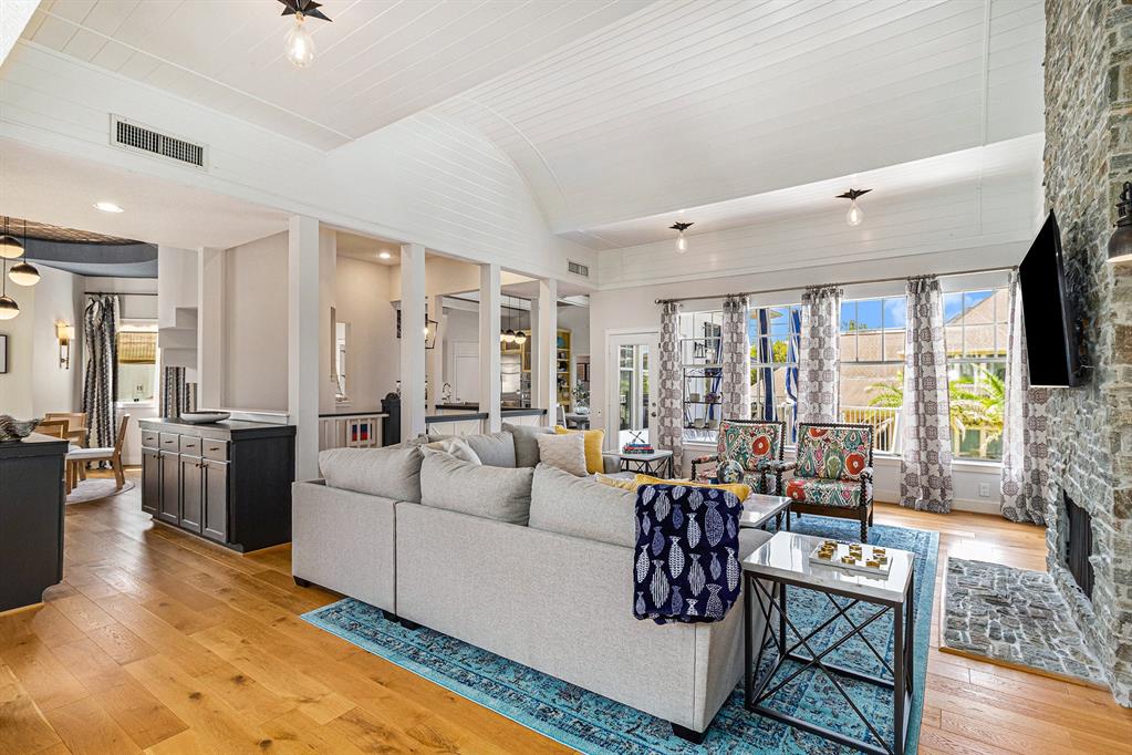 20 Mariners Ln, Kemah, TX 77565