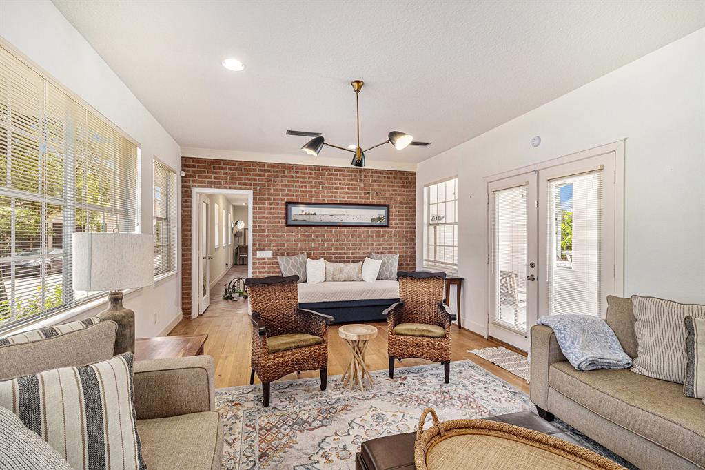 20 Mariners Ln, Kemah, TX 77565