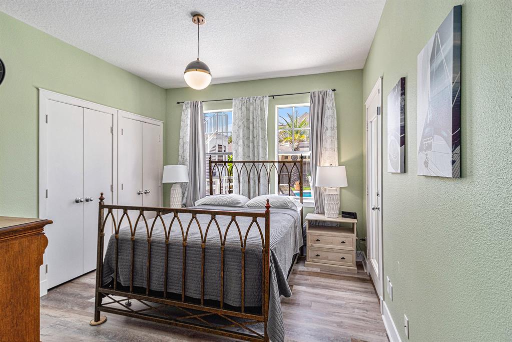 20 Mariners Ln, Kemah, TX 77565