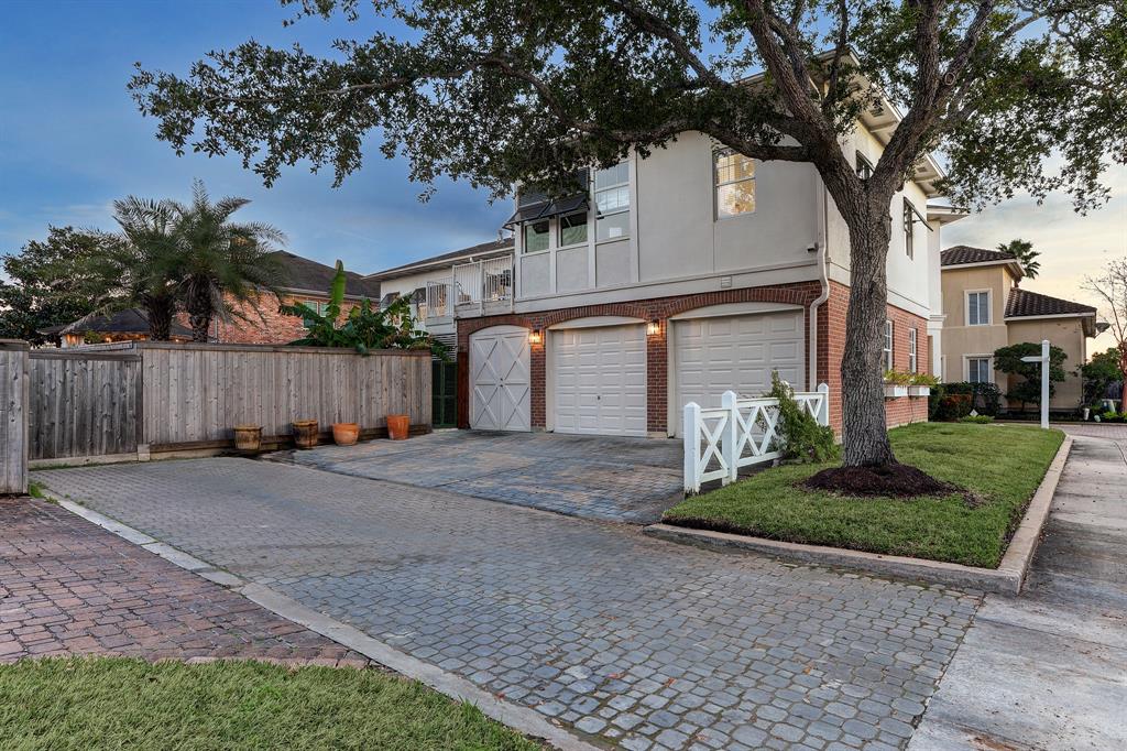 20 Mariners Ln, Kemah, TX 77565