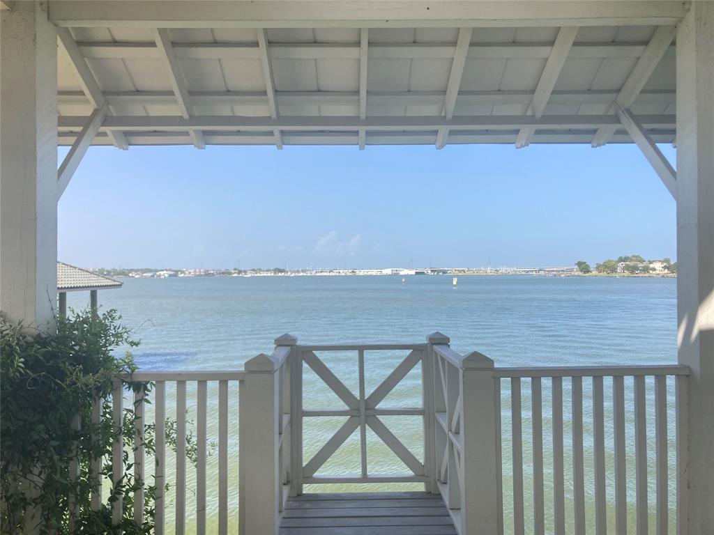 20 Mariners Ln, Kemah, TX 77565