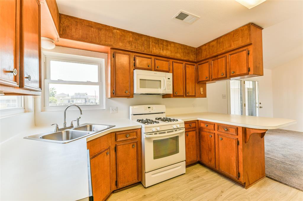 396 Ling St, Bayou Vista, TX 77563