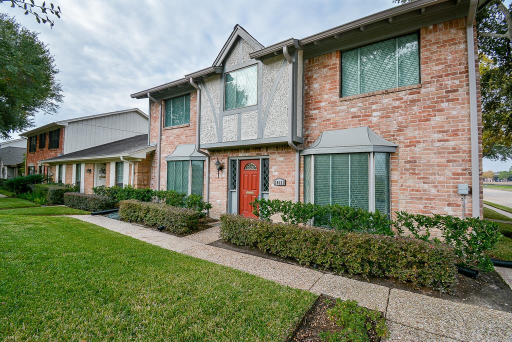 10121 Kemp Forest Dr, Houston, TX 77080