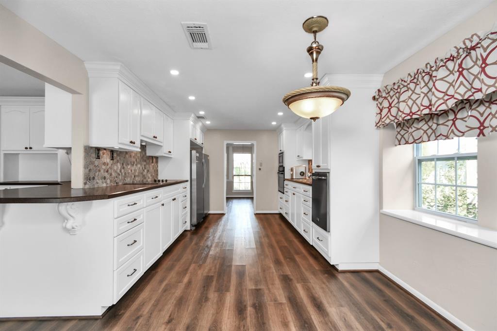 404 Oak St, Anahuac, TX 77514