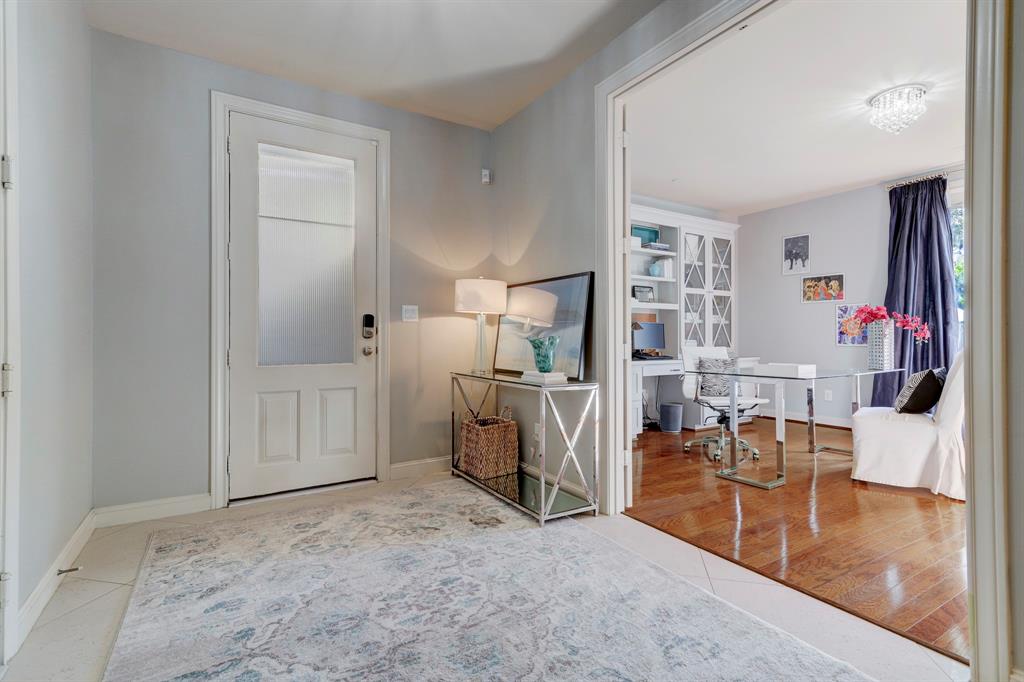 915 Queen Annes Rd, Houston, TX 77024