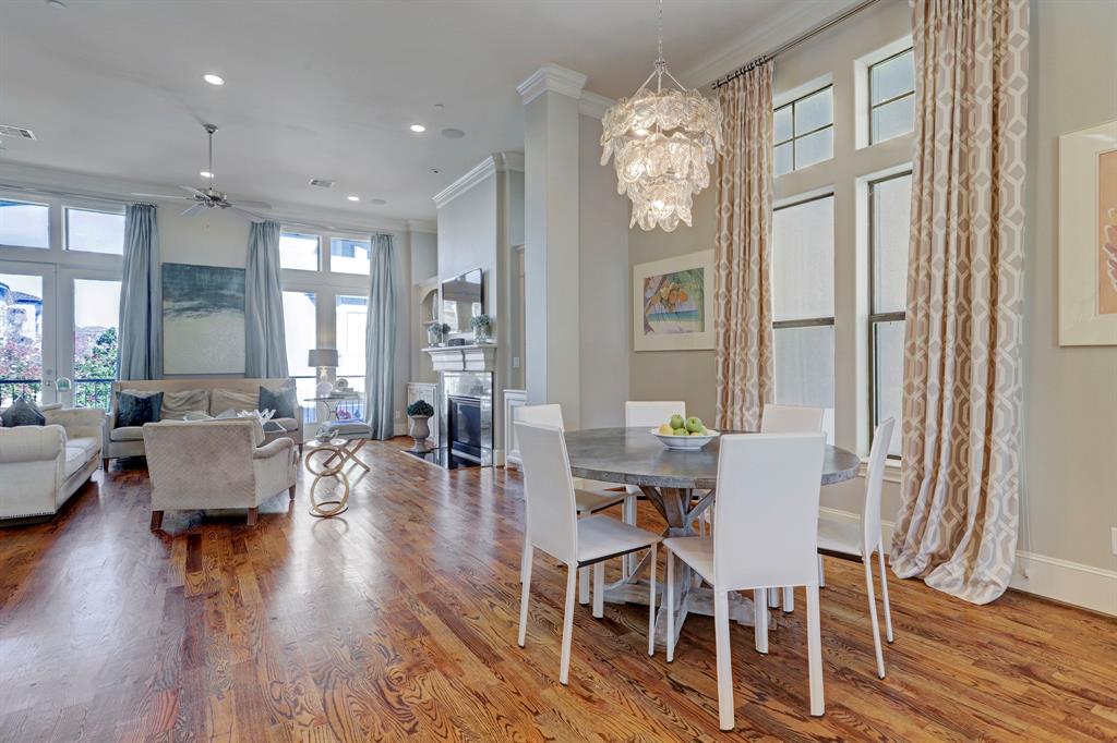 915 Queen Annes Rd, Houston, TX 77024