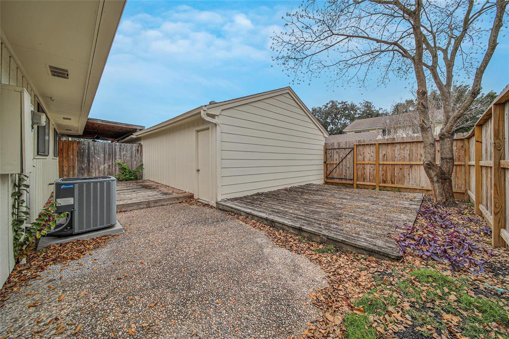 10167 Kemp Forest Dr, Houston, TX 77080