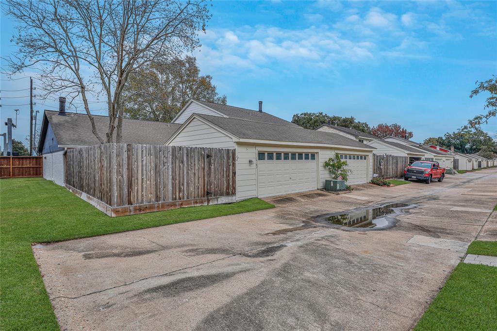 10167 Kemp Forest Dr, Houston, TX 77080