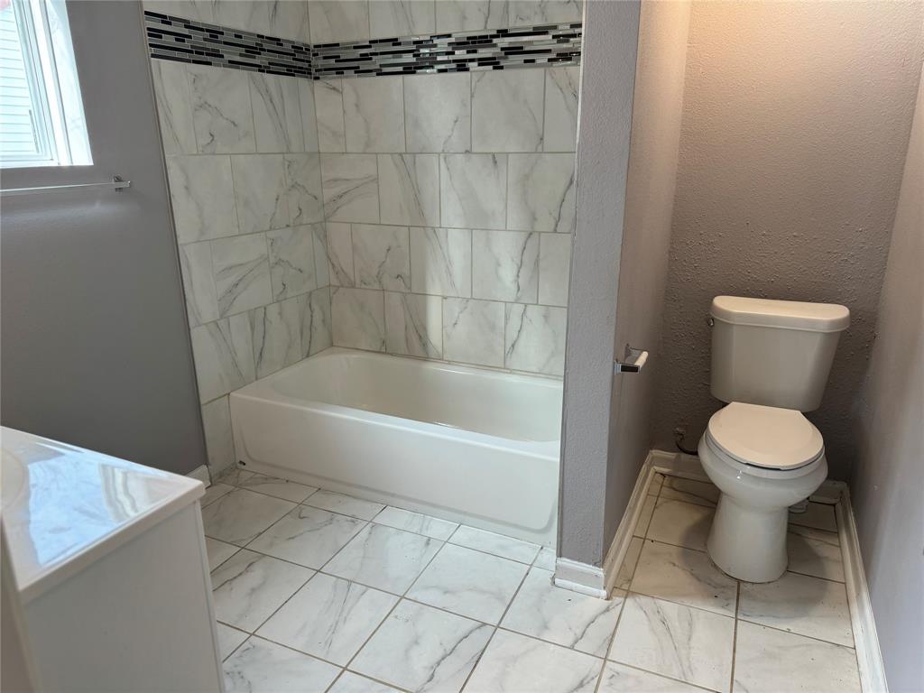 741 Kyle St, Angleton, TX 77515