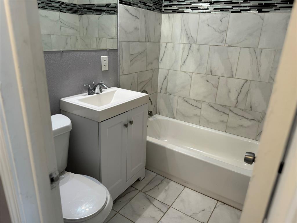 741 Kyle St, Angleton, TX 77515