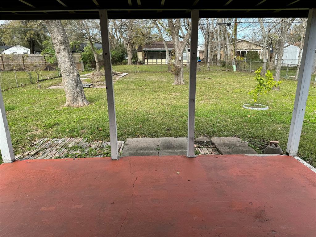 741 Kyle St, Angleton, TX 77515