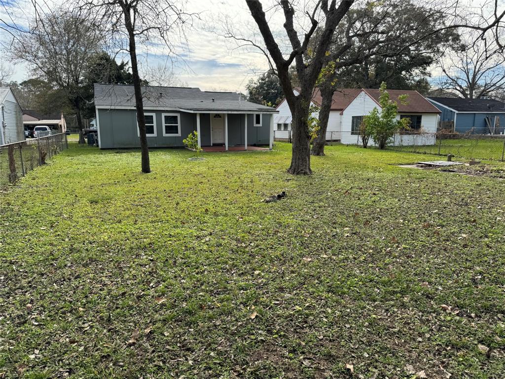 741 Kyle St, Angleton, TX 77515