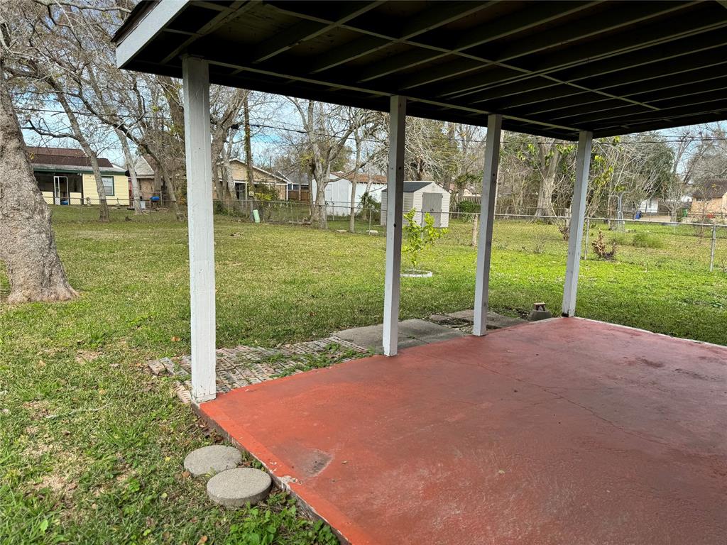 741 Kyle St, Angleton, TX 77515