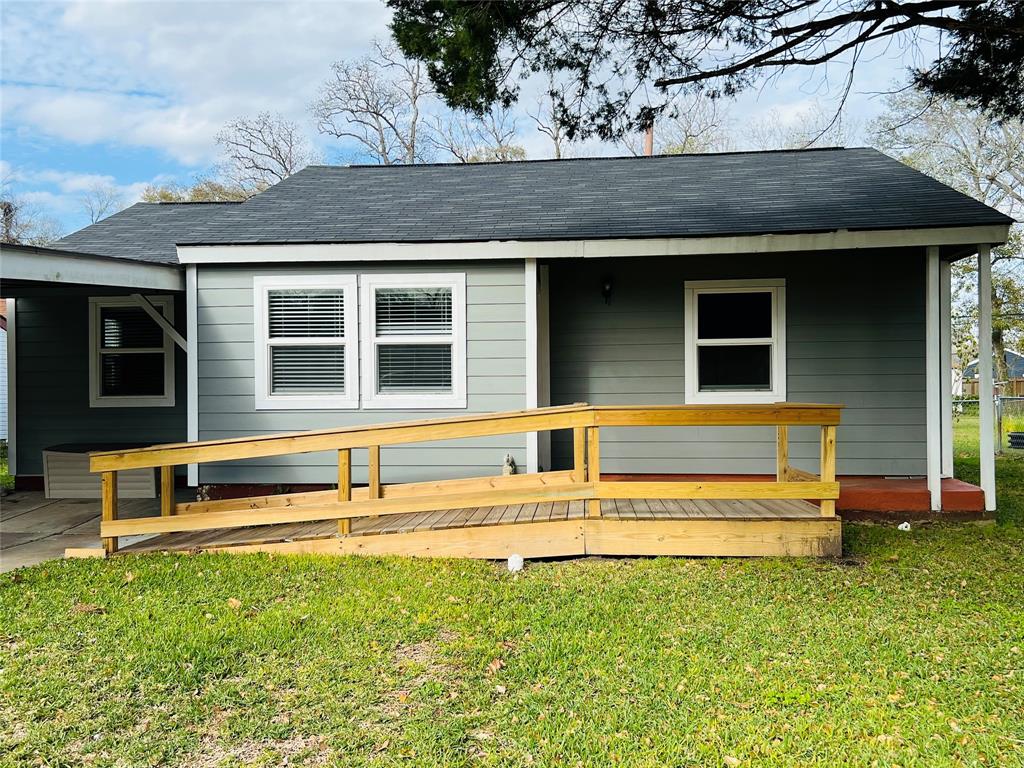 741 Kyle St, Angleton, TX 77515