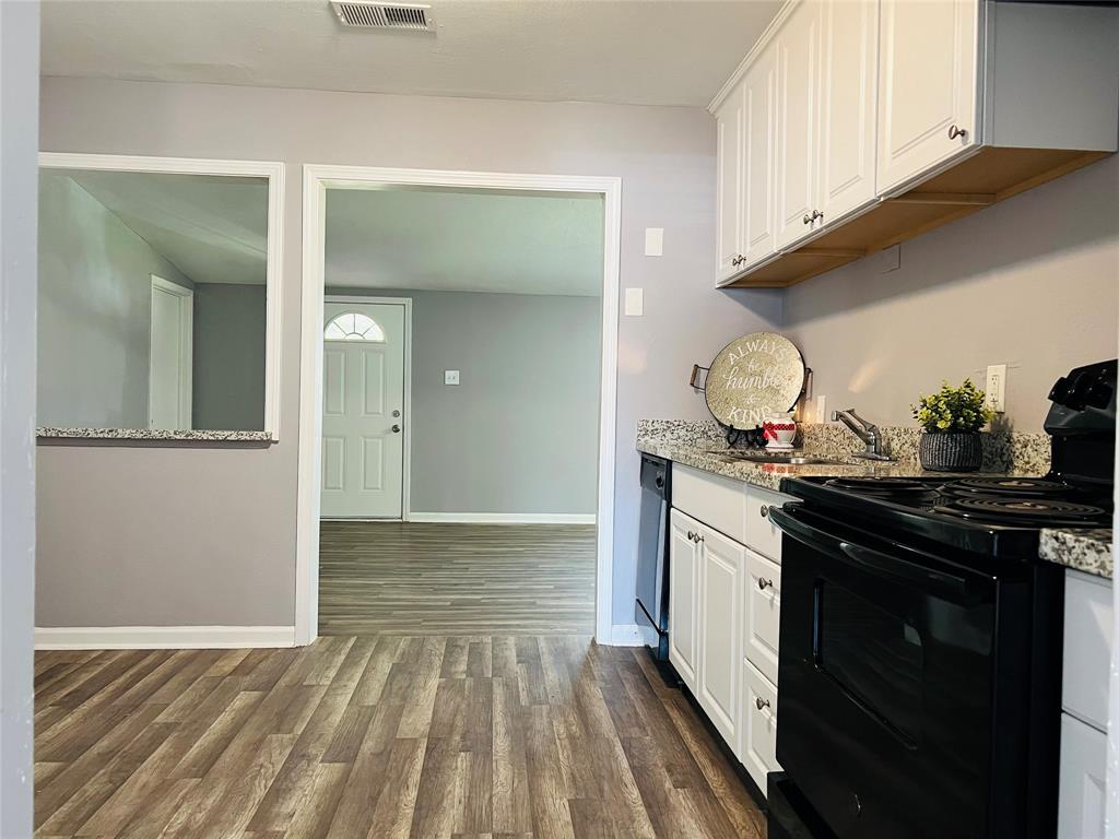 741 Kyle St, Angleton, TX 77515