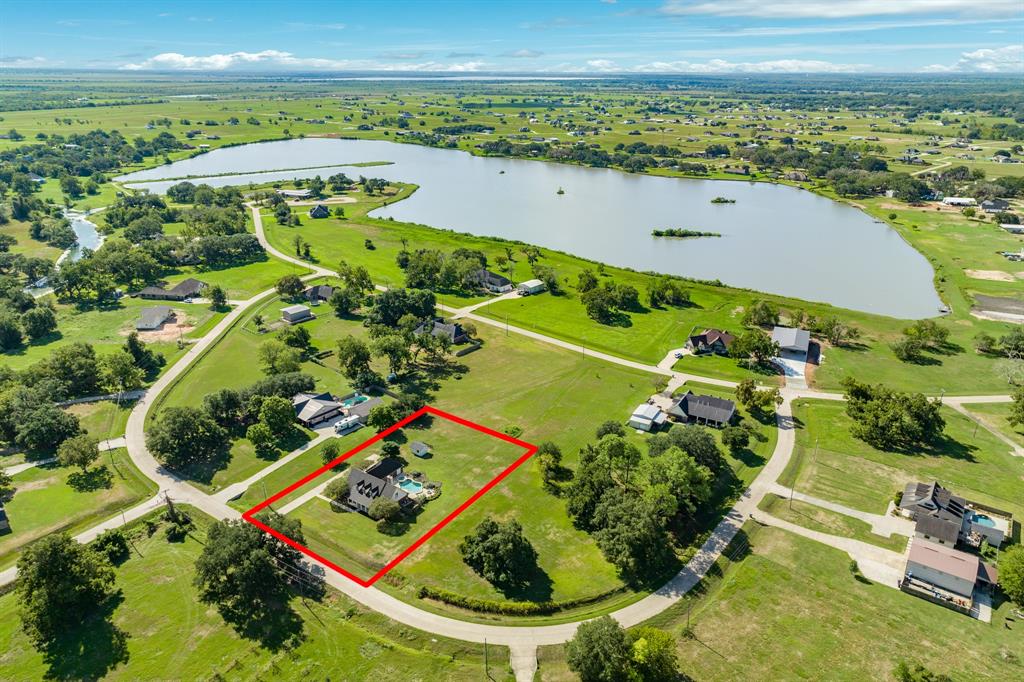 755 Stallion Cir, Angleton, TX 77515