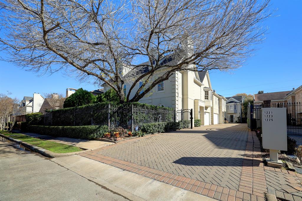 1221 Nantucket Dr, Houston, TX 77057