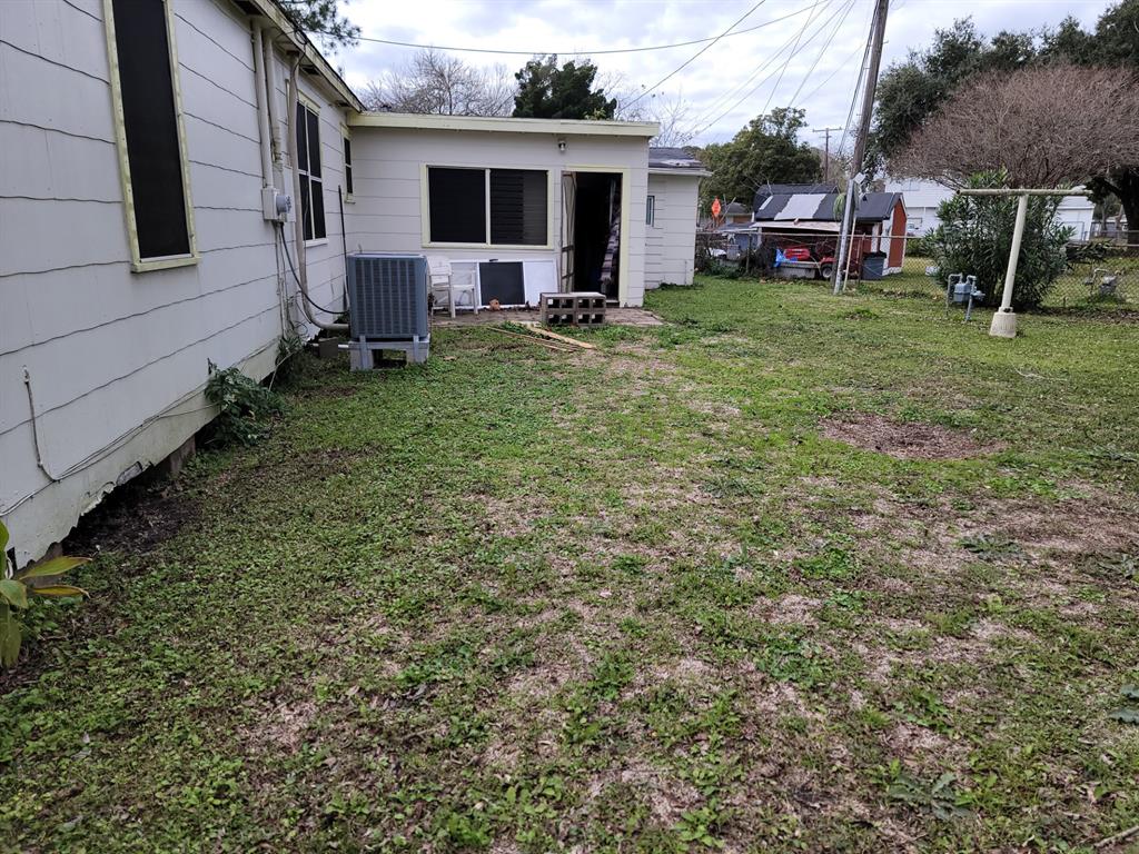 2808 S Houston Dr, La Marque, TX 77568