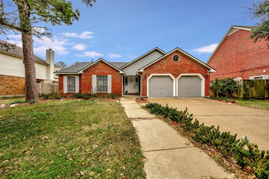 2305 S Mission Cir, Friendswood, TX 77546