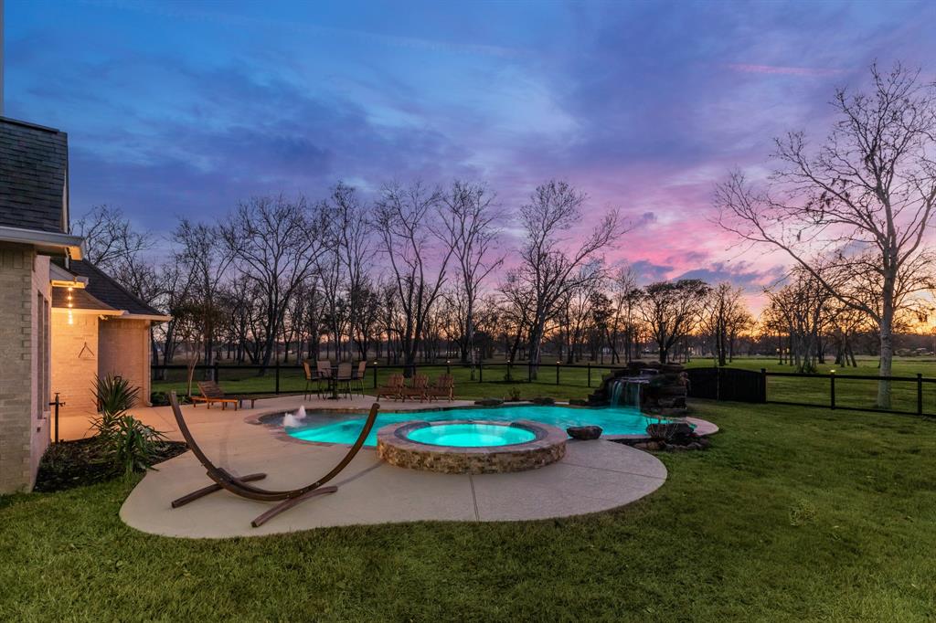 2903 Oakwood Shores Drive, Richwood, TX 77515