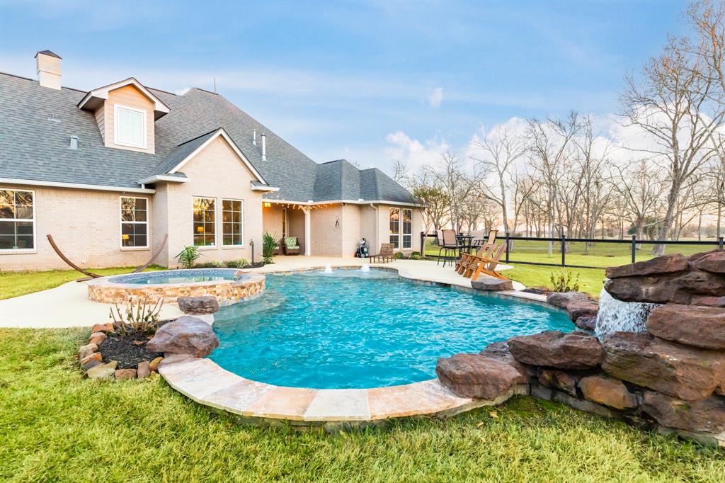 2903 Oakwood Shores Drive, Richwood, TX 77515