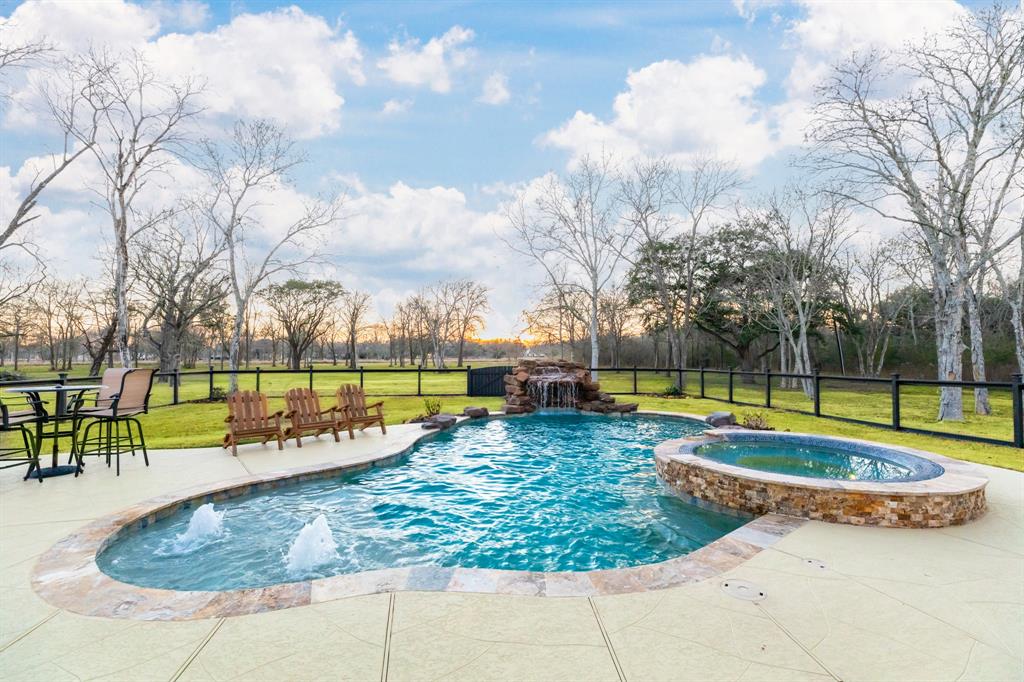 2903 Oakwood Shores Drive, Richwood, TX 77515