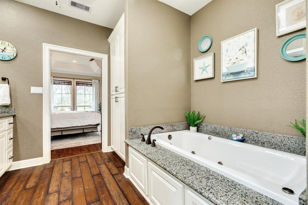 2903 Oakwood Shores Drive, Richwood, TX 77515