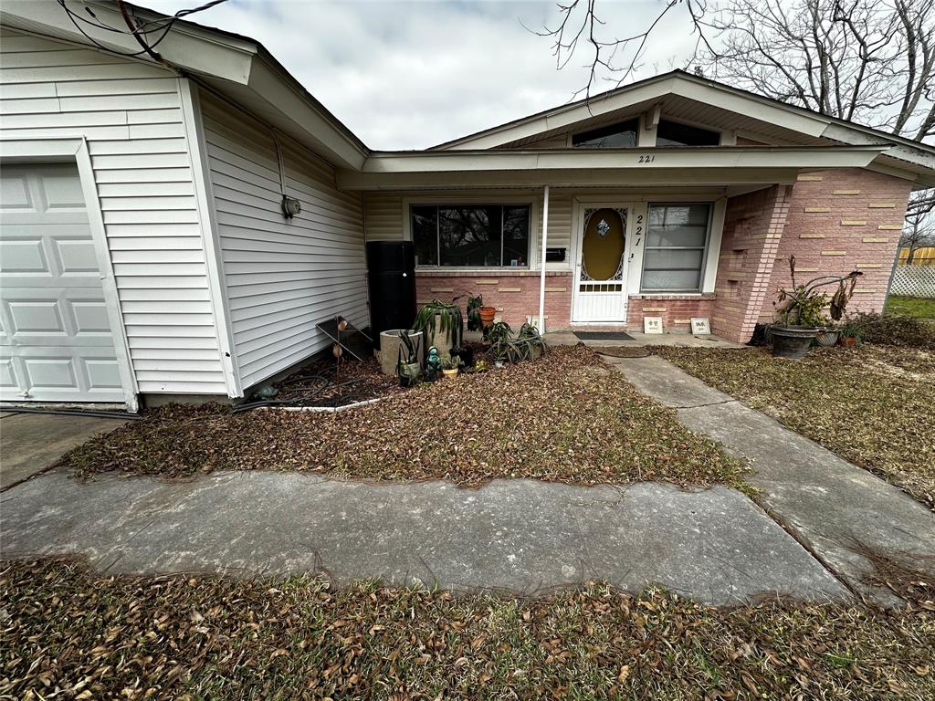 221 E Vaughn Ln, Deer Park, TX 77536