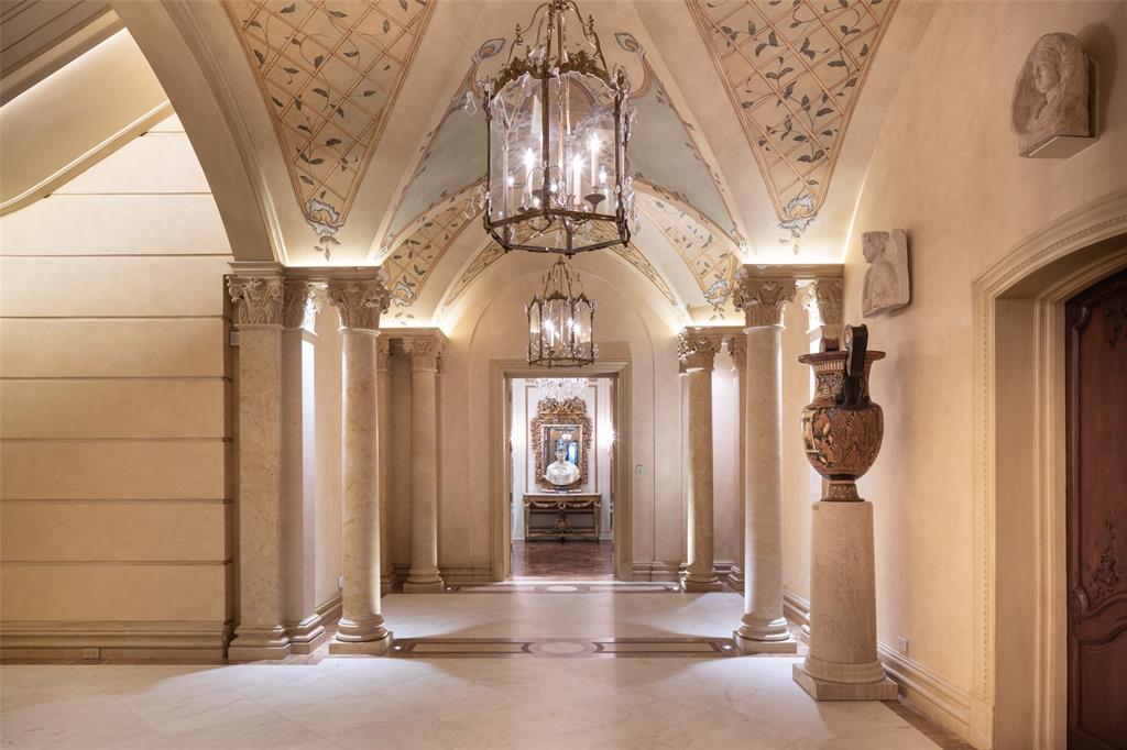 Photos of 100 Carnarvon Drive in Houston TX