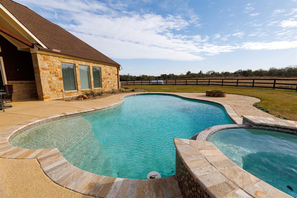 1328 Fm 682, Yoakum, TX 77995