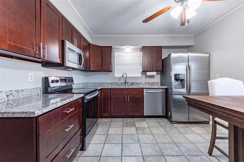 4916 26th St, Dickinson, TX 77539