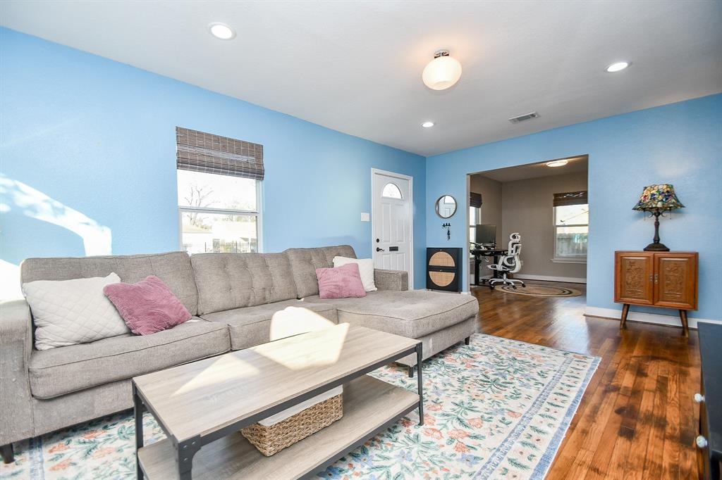 6818 Japonica St, Houston, TX 77087